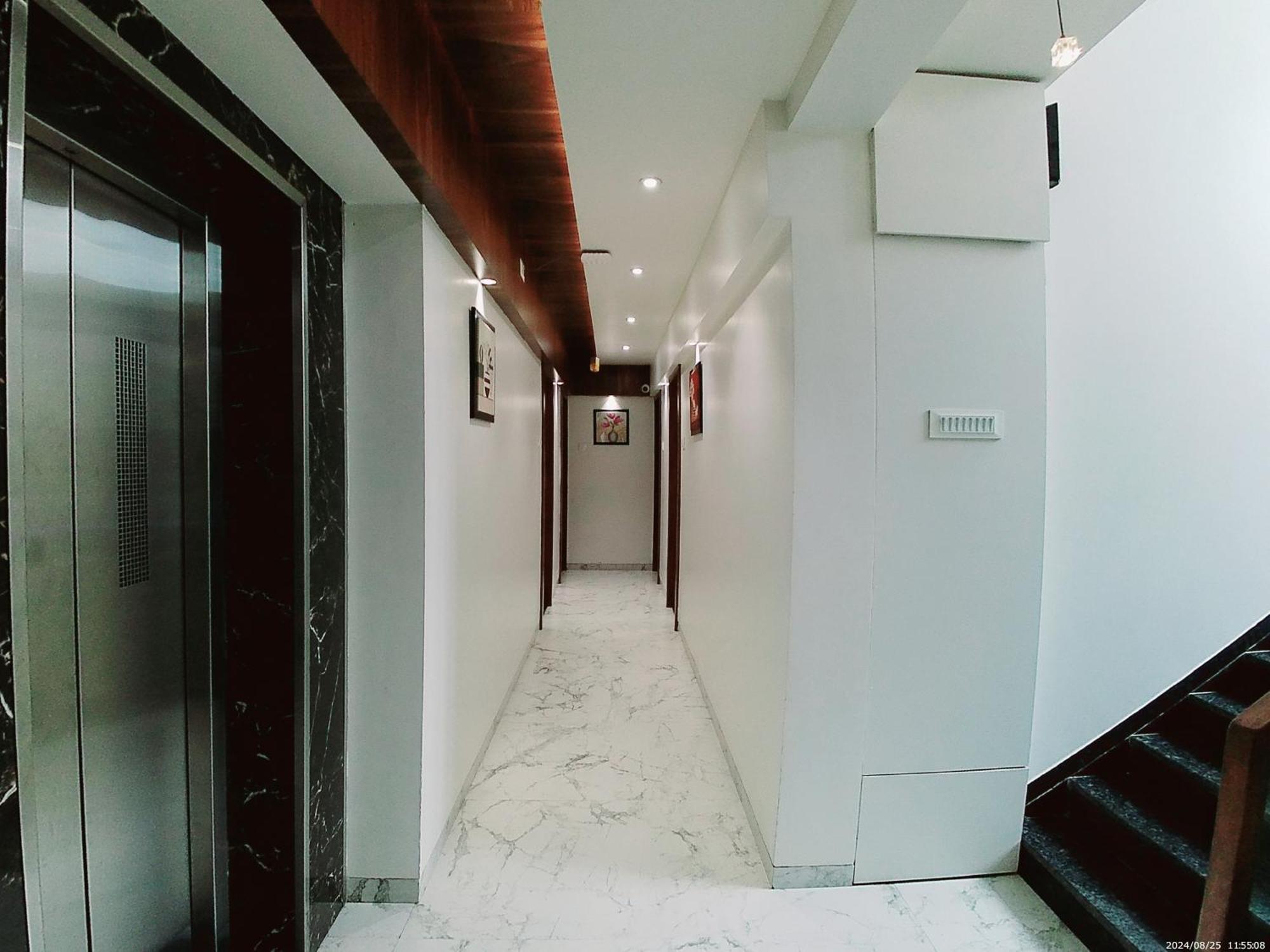 Hotel Sai Pratik, Newly Built Up, Complimentary Shuttle To The Temple شيردي المظهر الخارجي الصورة
