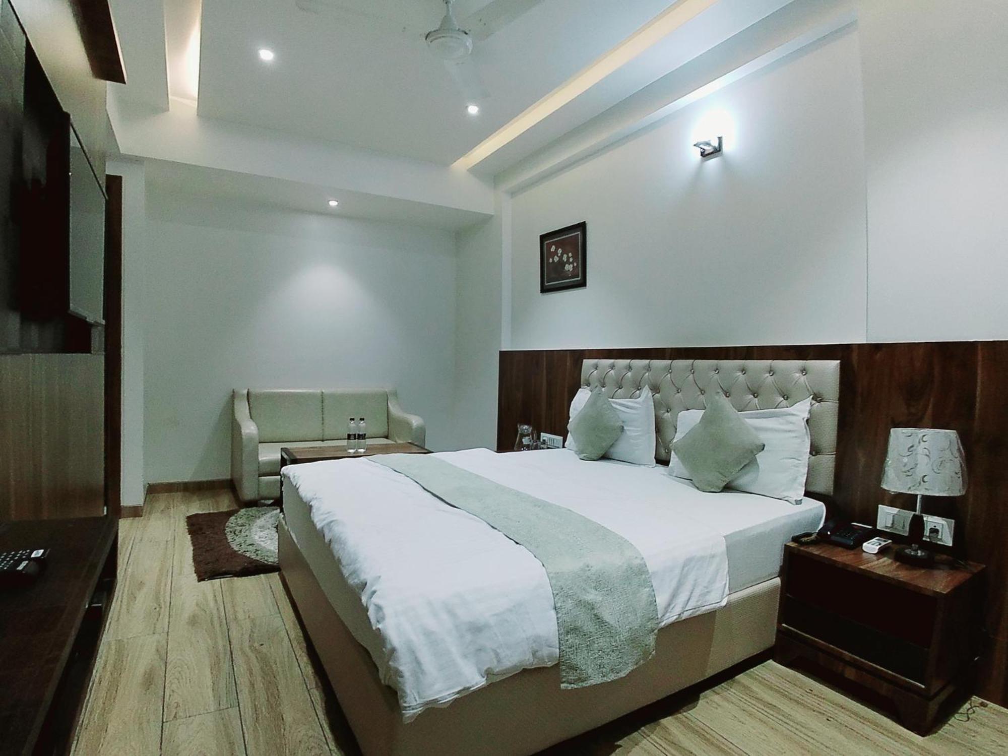 Hotel Sai Pratik, Newly Built Up, Complimentary Shuttle To The Temple شيردي المظهر الخارجي الصورة