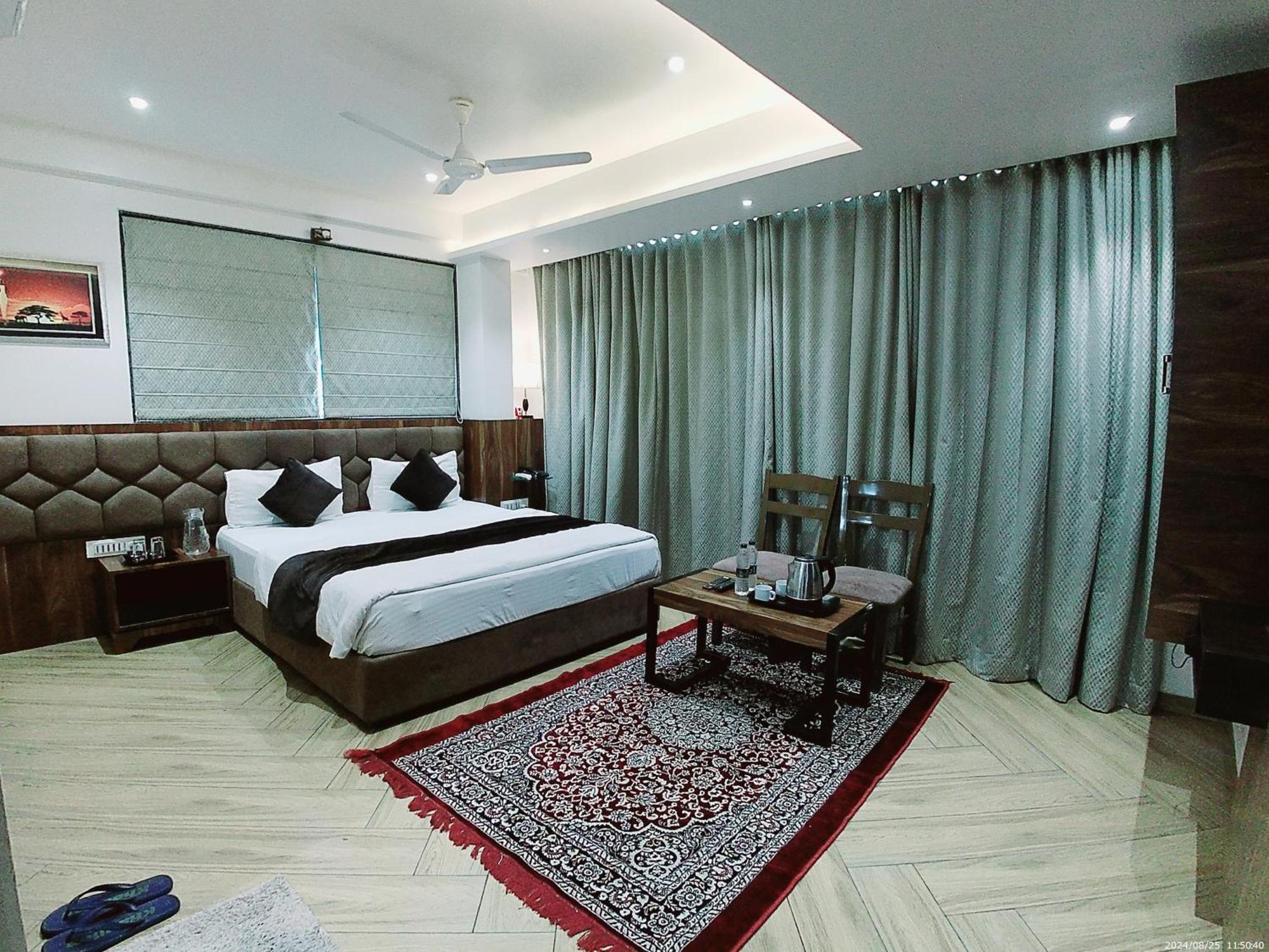 Hotel Sai Pratik, Newly Built Up, Complimentary Shuttle To The Temple شيردي المظهر الخارجي الصورة